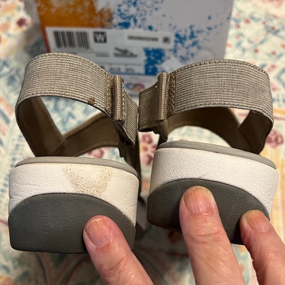 Clarks Cloud steppers Size 7M, color Sand, with Box - Picture 5 of 10